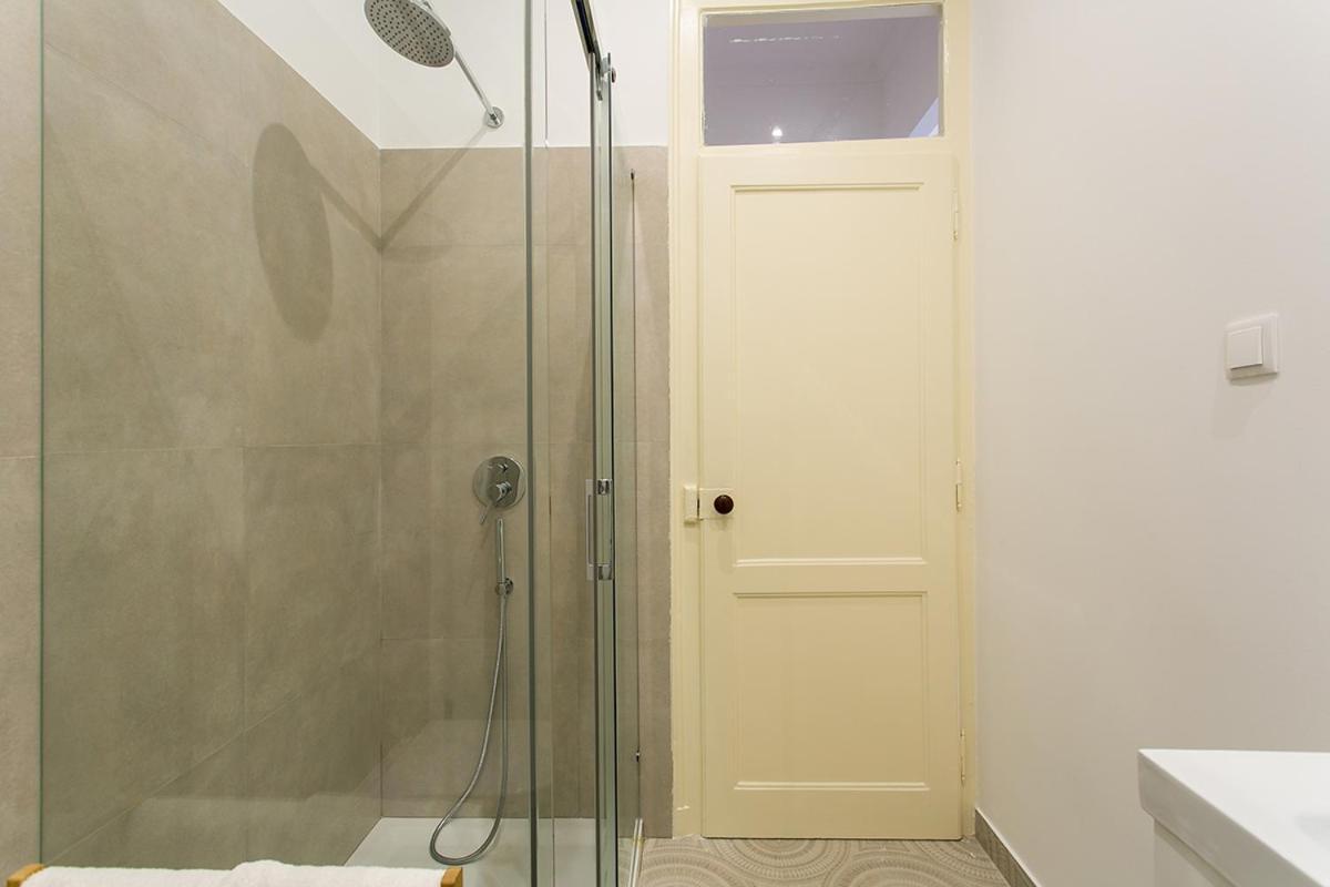 Lovelystay - Cozy 3Bdr Apartment In Estrela Lisbon Luaran gambar